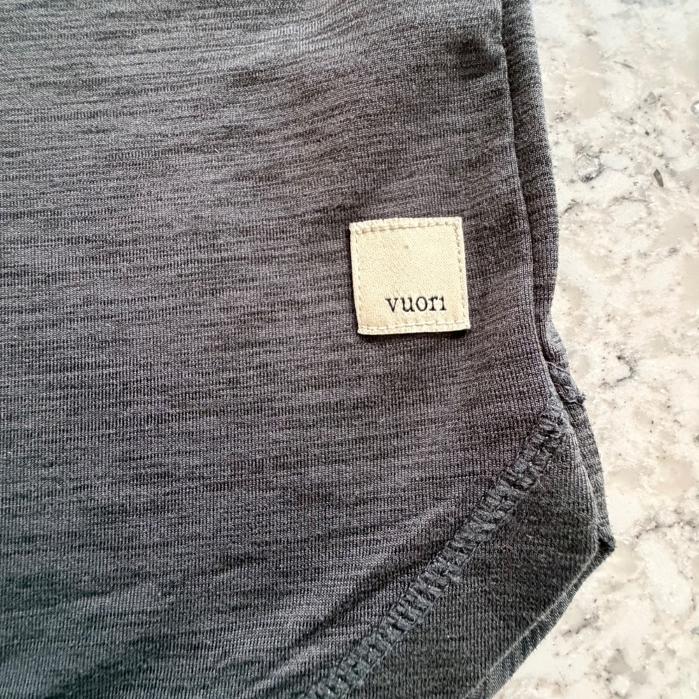Vuori Lux Performance Tee Charcoal Heather Pocket Short Sleeve Size Small - Picture 4 of 7